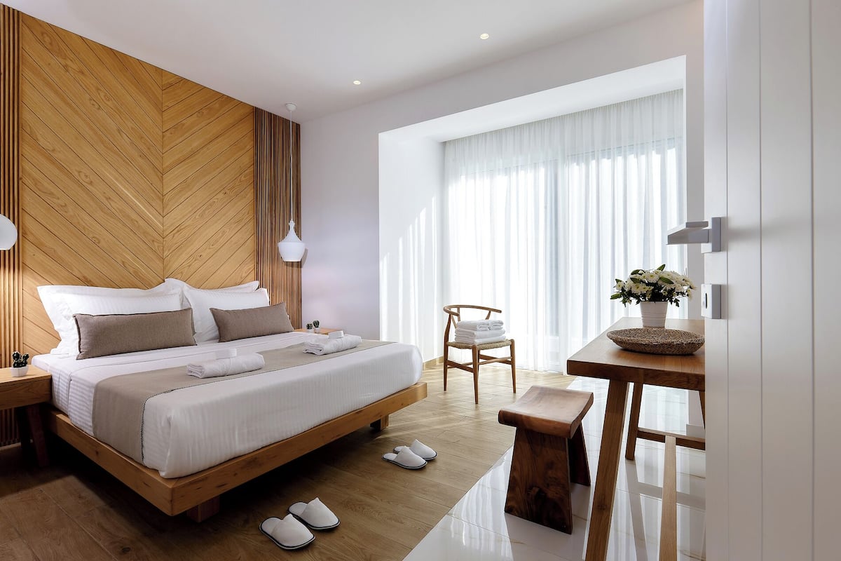 Premium bedding, cribs (free), WiFi (free), bed sheets