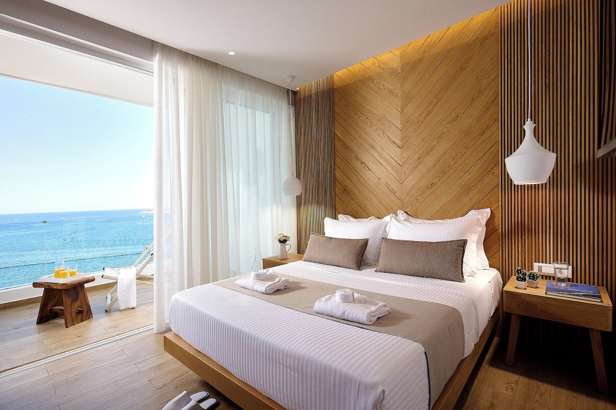 Premium bedding, cribs (free), WiFi (free), bed sheets