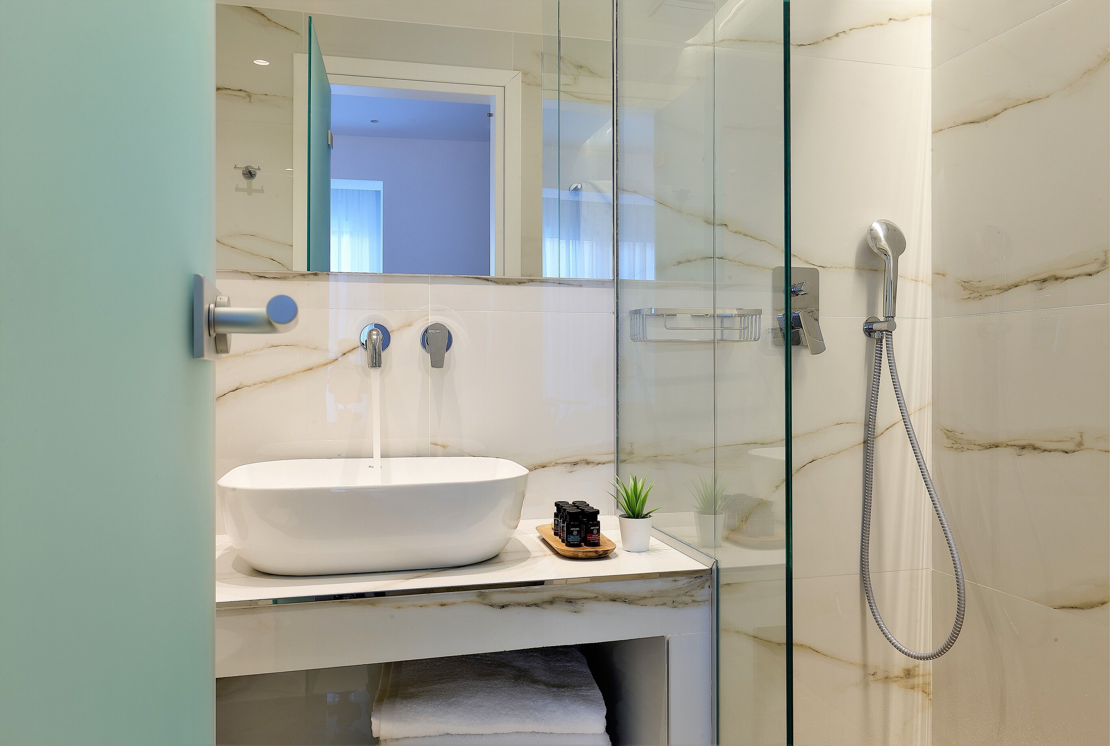 Exclusief appartement | Badkamer | Een douche, gratis toiletartikelen, een haardroger