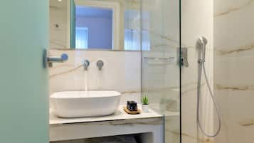 Exclusief appartement | Badkamer | Een douche, gratis toiletartikelen, een haardroger