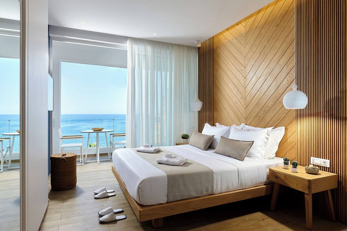 Premium bedding, cribs (free), WiFi (free), bed sheets