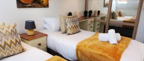 Comfort Room | Iron/ironing board, free WiFi