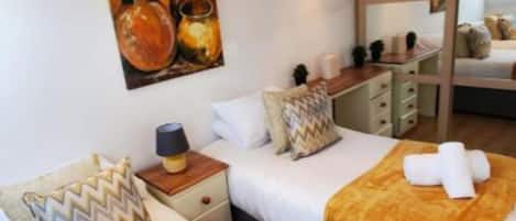 Comfort Room | Iron/ironing board, free WiFi