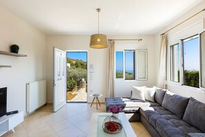 Téléviseur connecté, foyer, table de ping-pong, chaîne audio