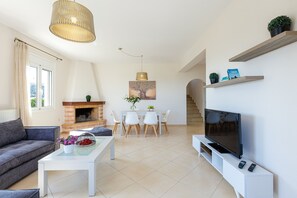 TV connectée, cheminée, table de tennis de table, chaîne hi-fi