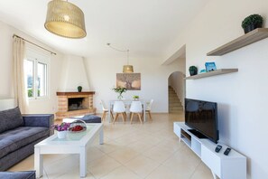 Téléviseur connecté, foyer, table de ping-pong, chaîne audio