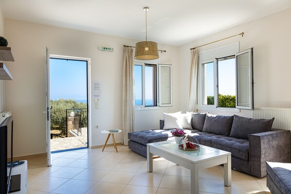 TV connectée, cheminée, table de tennis de table, chaîne hi-fi