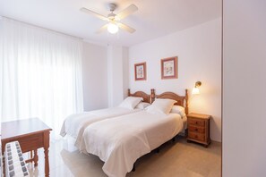 1 slaapkamer, een kluis op de kamer, een strijkplank/strijkijzer