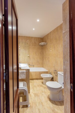 Baignoire, sèche-cheveux, bidet, serviettes fournies