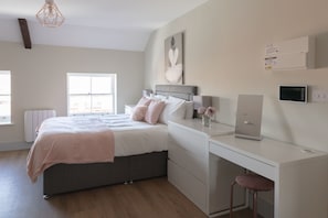 City-Studio | Bügeleisen/Bügelbrett, Reisekinderbett, kostenloses WLAN, Bettwäsche