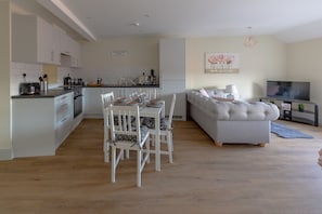 Studio Ville | Cuisine privée | Réfrigérateur grande capacité avec congélateur, four à micro-ondes