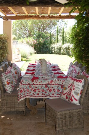 Outdoor banquet area - Luxury 6-bedroom villa with private heated pool - sea view (Sainte Maxime)