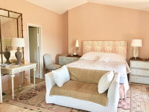7 Schlafzimmer, Zimmersafe, Schreibtisch, Bügeleisen/Bügelbrett