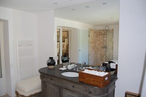 Combined shower/bathtub, hair dryer, towels, soap
