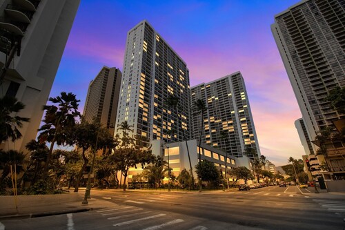 Deluxe Ocean View Condo 2 Queen Beds in Waikiki, FREE Parking & Wi-Fi