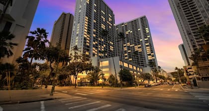 Deluxe Ocean View Condo 2 Queen Beds in Waikiki, FREE Parking & Wi-Fi