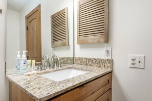Kondominium, 2 kamar tidur | Kamar mandi | Kombinasi shower/bathtub, handuk, sampo, dan tisu toilet