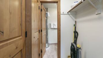 Condo, 2 quartos | Guarda-roupa