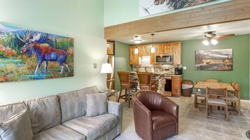 Condo, 2 quartos | Área de estar | TV de tela plana