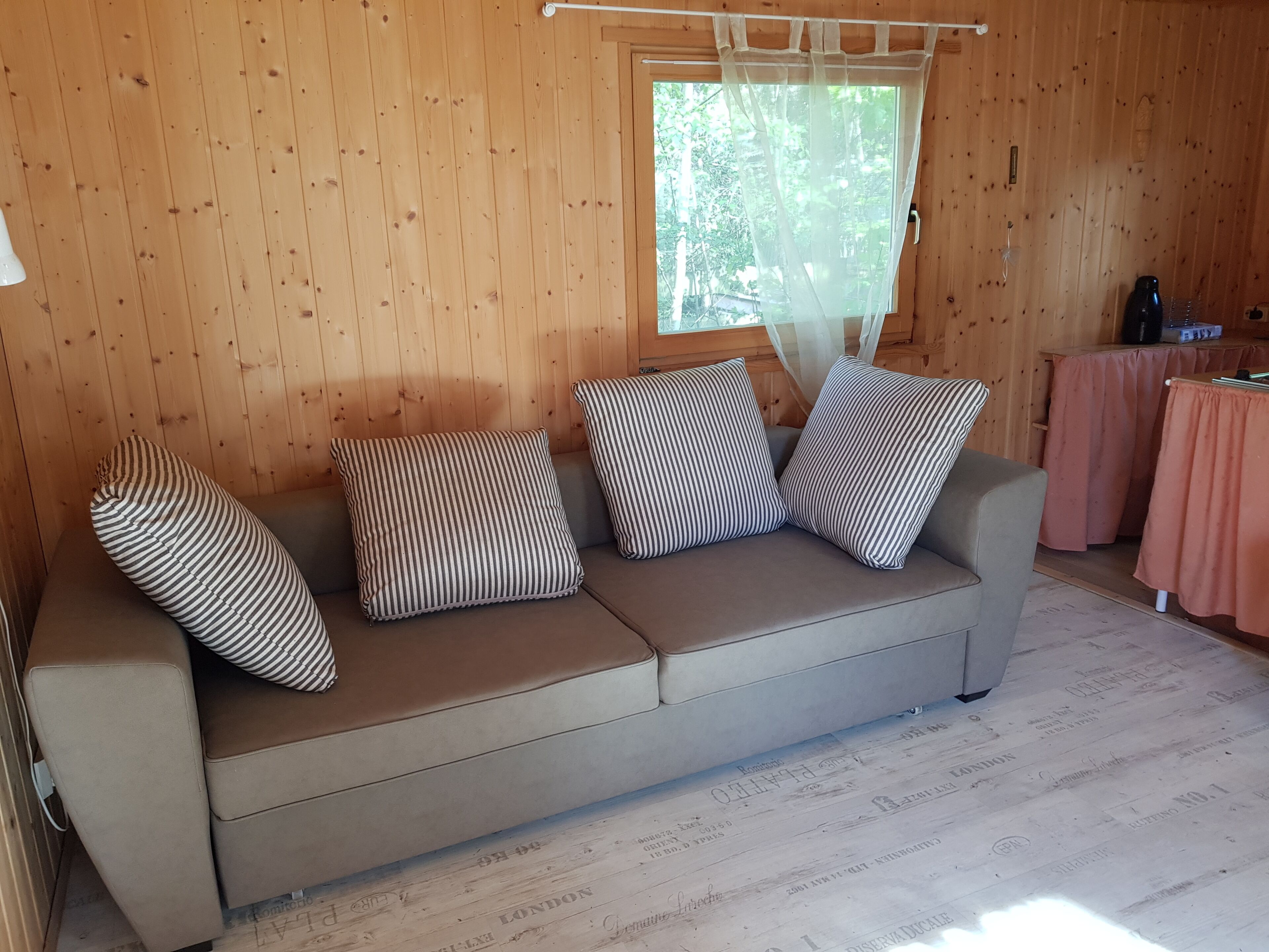 Fernseher, Tischtennisplatte, Bücher