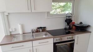 A compact kitchen with a sink, stove, oven, and a window above the sink. - Eastern Nostalgia in the Cabin Village (exclusive use) - Yacht tour starting at 7 days, booking included (Groß Köris)