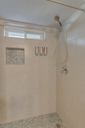 Dusche, Haartrockner, Handtücher, Shampoo