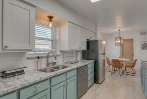 ثلاجة، ميكروويف، فرن، موقد طهي مسطح