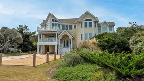 Une maison à deux étages avec un balcon, un porche et un panneau indiquant qu’il s’agit d’une propriété privée.