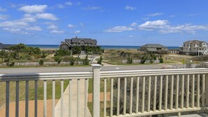 Un quartier résidentiel situé sur la côte, avec des maisons donnant sur la plage.