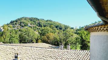 Une colline parsemée de bâtiments et d’arbres.