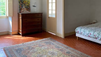 2 bedrooms, desk, iron/ironing board, free WiFi