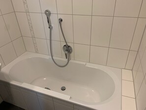 Separate bathtub and shower, hair dryer, towels, soap - Apartment Schmuck (Bad Abbach)