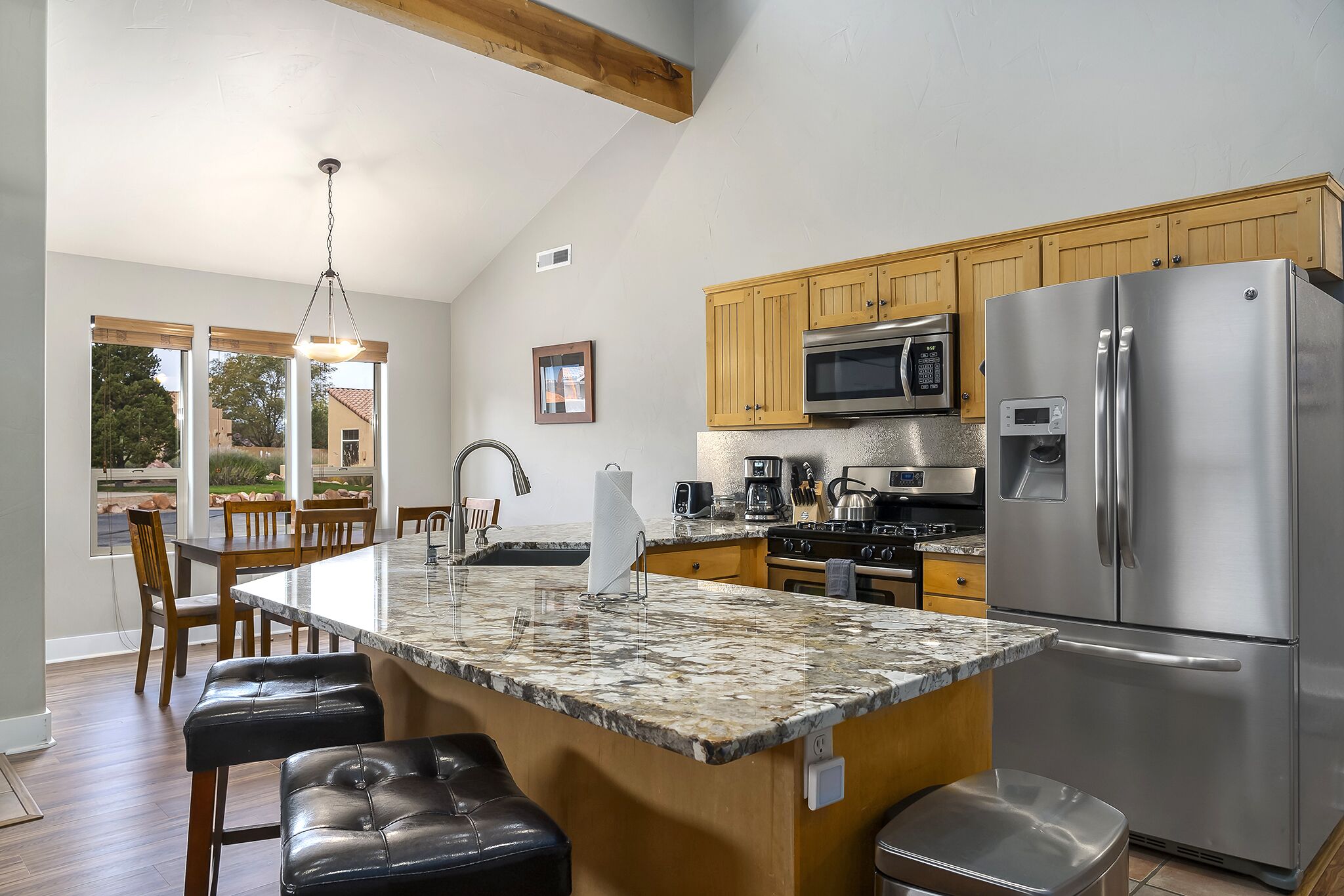 Jääkaappi, mikroaaltouuni, uuni, liesi