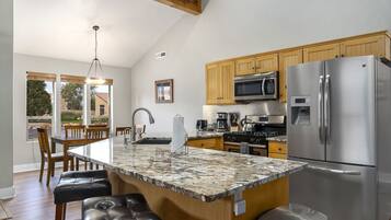 Jääkaappi, mikroaaltouuni, uuni, liesi