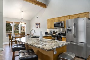 Jääkaappi, mikroaaltouuni, uuni, liesi