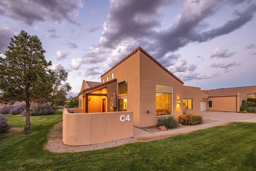 Moab Oasis | Near National Parks | Pool Hot Tub | Easy Parking
