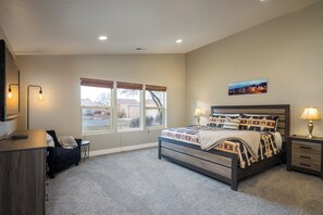 3 habitaciones, escritorio y tabla de planchar con plancha