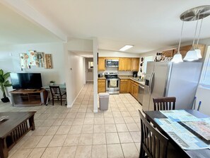 Fridge, microwave, oven, stovetop - Mandarin Pearl Close to Everything! (Jacksonville)