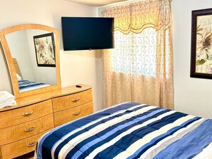 3 habitaciones, escritorio y tabla de planchar con plancha