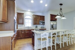 KĂŒhlschrank, Mikrowelle, Ofen, Herdplatte