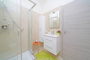 Doccia, asciugacapelli, bidet, asciugamani