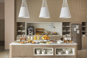 Desayuno buffet diario (EUR 19 por persona)