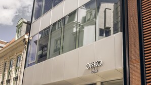 A modern building with a glass facade and a sign that reads "OKKO HOTELS". - OKKO Hotels Lille Centre (Lille)