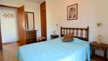 2 slaapkamers, een strijkplank/strijkijzer, wifi (toeslag), beddengoed