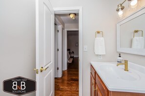 Kylpyamme, hiustenkuivaaja, pyyhkeet