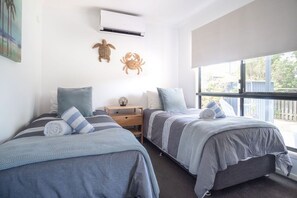 3 bedrooms, desk, iron/ironing board, travel cot - Stones Throw To Shelly Beach + Pet Friendly! (Shelly Beach)
