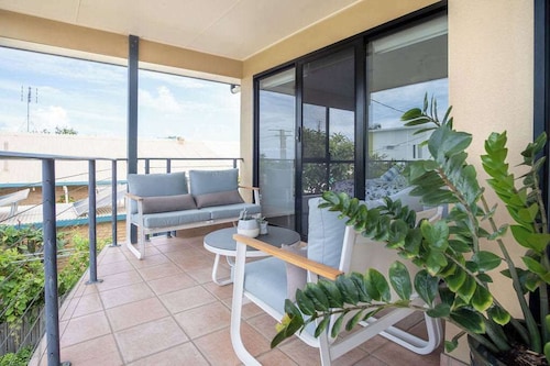 Stones Throw To Shelly Beach + Pet Friendly!