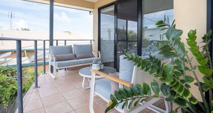 Stones Throw To Shelly Beach + Pet Friendly!