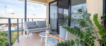 Stones Throw To Shelly Beach + Pet Friendly!