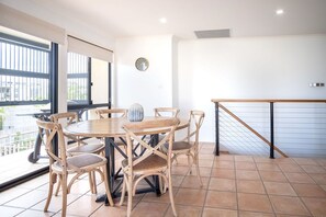 Dining - Stones Throw To Shelly Beach + Pet Friendly! (Shelly Beach)